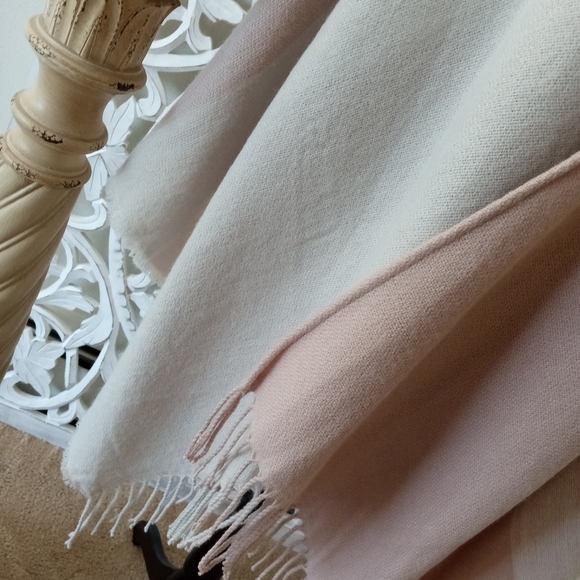 SOIA&KYO OSFA Soft Stylish Wrap Cover Tan/Cream Color Fashionable Fall 🍂 Attire - Picture 7 of 14